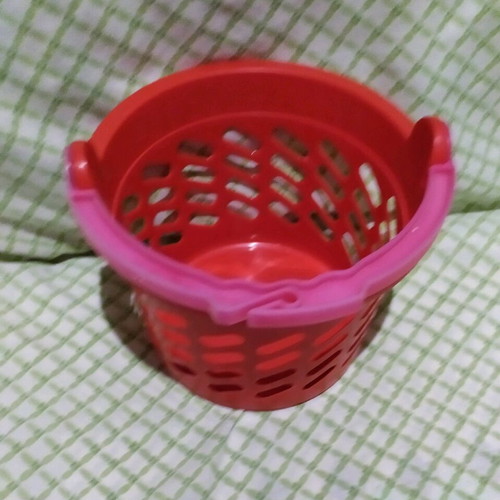 Plastic basket for clothespins like new
