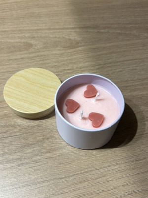 Love κερί χειροποίητο ροζ με διακοσμητικές καρδιές και δύο φιτίλια