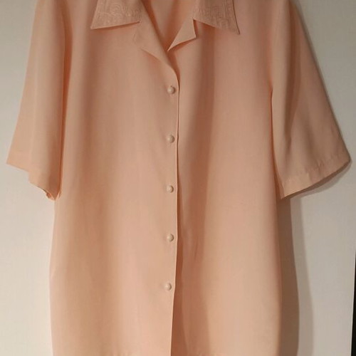 Women's salmon shirt like new with embroidered collar detail