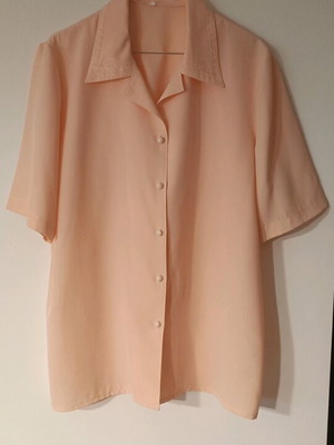 Women's salmon shirt like new with embroidered collar detail