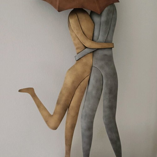 Wall decor couple with umbrella like new, brass and metal