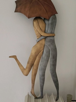 Wall decor couple with umbrella like new, brass and metal
