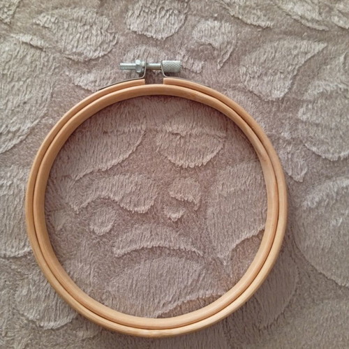 Wooden embroidery hoop 13 cm diameter, new