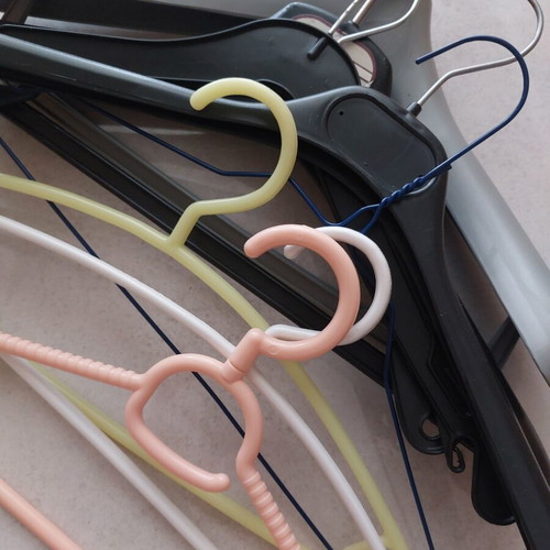Clothes hangers set of 9, like new, plastic and metal