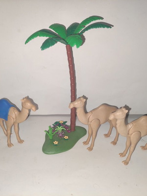 Playmobil 3 camels and 1 palm pack like new