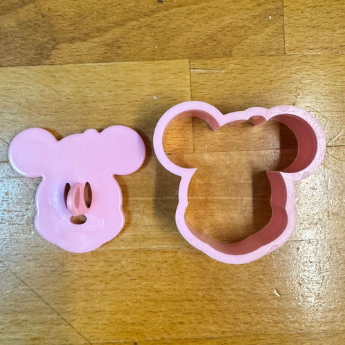 Plastic Mickey & Minnie Mouse fondant cutters set of 2 like new