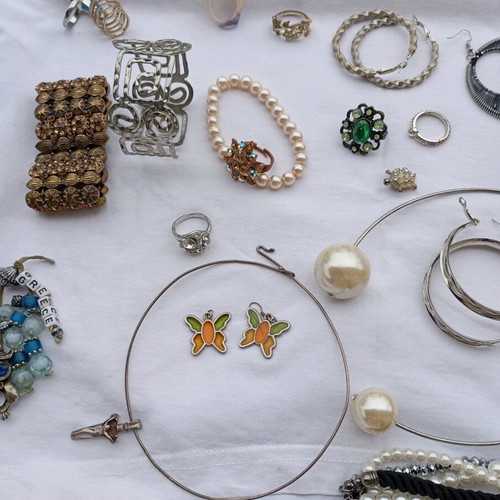 Jewelry like new, assorted gold and silver colors