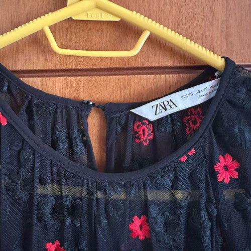 Zara dress XS with comfortable fit like new, black and red