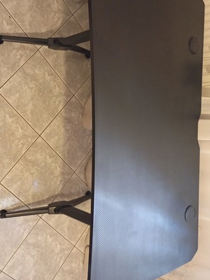 Gaming desk 110x75x65 like new without mouse pad