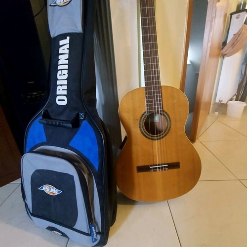Cuenca guitar like new with case