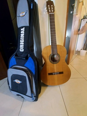 Cuenca guitar like new with case