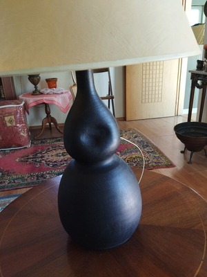 Black gourd-shaped table lamp, 57cm height with shade
