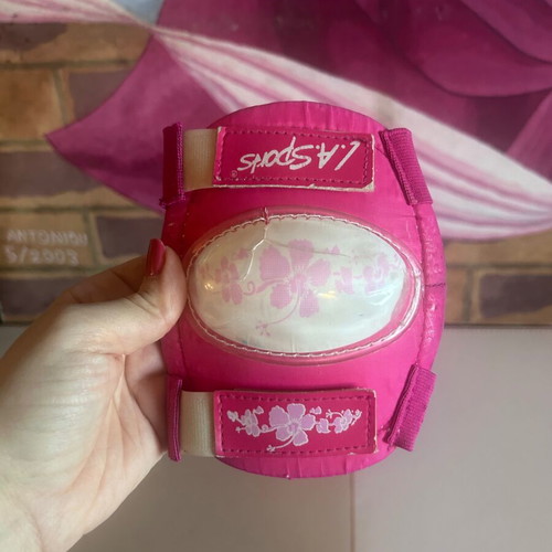 LA Sports kids' knee pads, fuchsia pink, adjustable straps