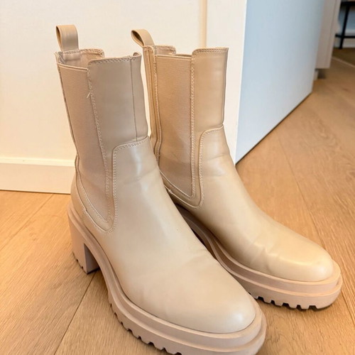 Beige Zara ankle boots size 41 like new with heel