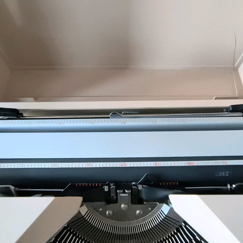 Maritsa 30 typewriter used with case, portable