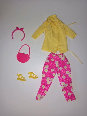Barbie set clothes and accessories like new, pink and yellow