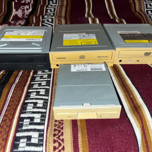 Retro drives pack used: Floppy, DVD-RW, CD-RW with cables