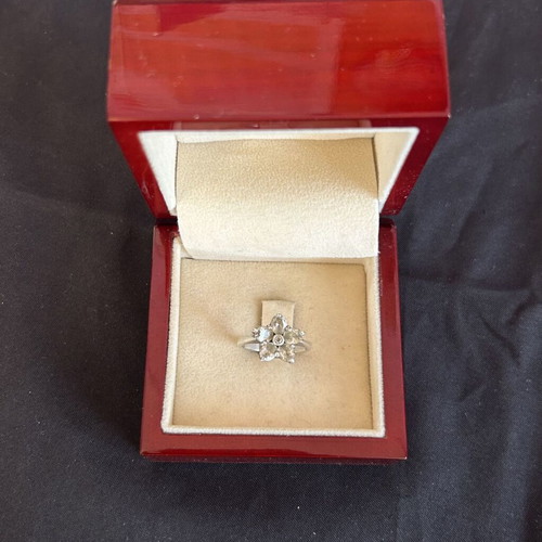 Silver 925 ring used with white flower-shaped stones