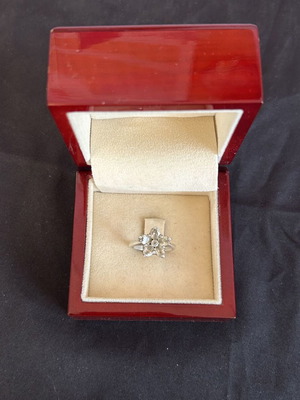 Silver 925 ring used with white flower-shaped stones