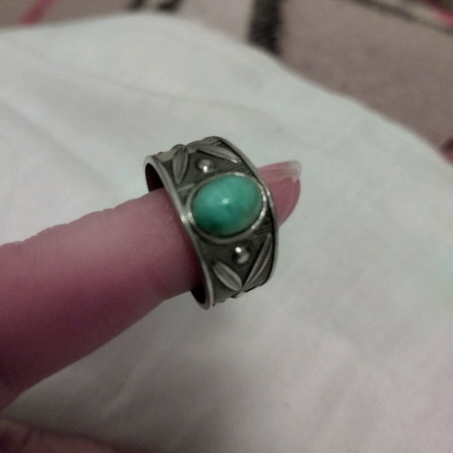 Vintage ring in silver color with green stone new