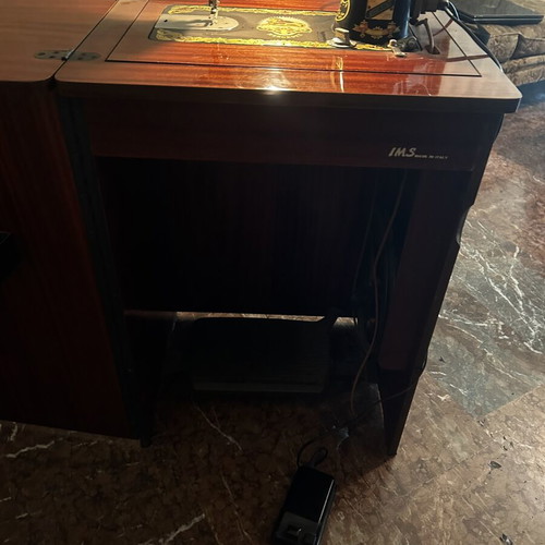 Mercedes sewing machine with cabinet like new, Singer system