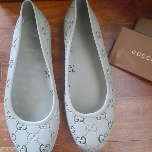 Gucci ballet flats with rubber logo like new, gray, size 37