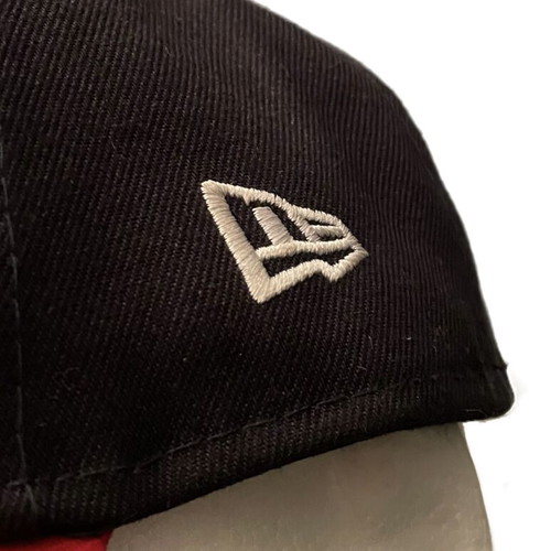 New Era Atlanta Braves Hat like new, black and red