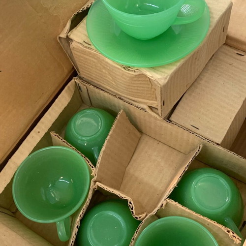 Set of 6 cups with design and saucers new