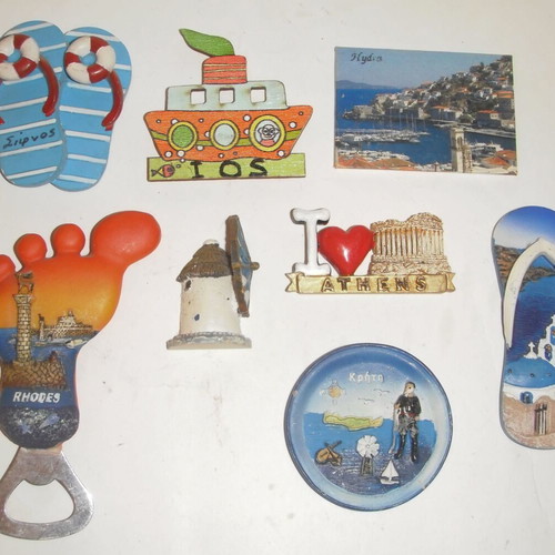 Set of 14 souvenir magnets, 4 badges and 1 pin