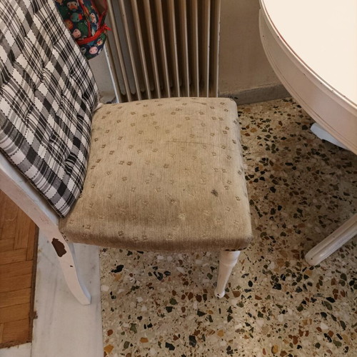 Round dining table with four chairs used, white