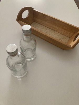 Set with bread box and two glass bottles like new
