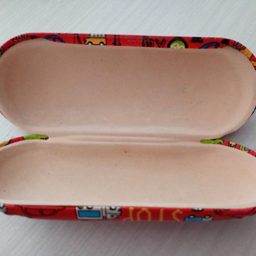 Children's glasses case with vehicle theme