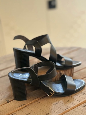 Ragazza black leather sandals used, size 37, low heel