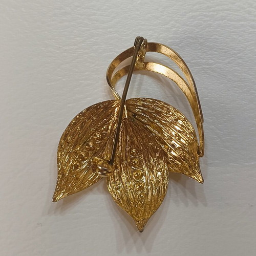 Vintage brooch with leaf design, gold tone