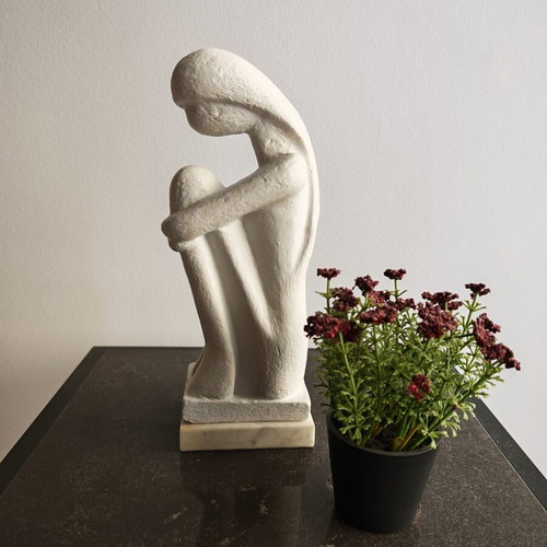 Decorative sculpture like new with marble base, 28 cm tall