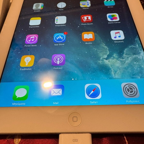 iPad 3 model A1416, 16GB, Wi-Fi with Apple Digital AV Adapter