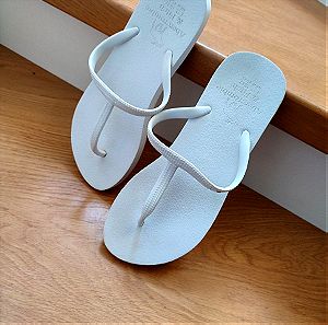 Abercrombie & Fitch flip flops size small