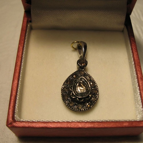 Pendant jewelry with white and yellow diamonds used