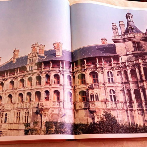 Les Châteaux de la Loire book like new, French, 1956 edition