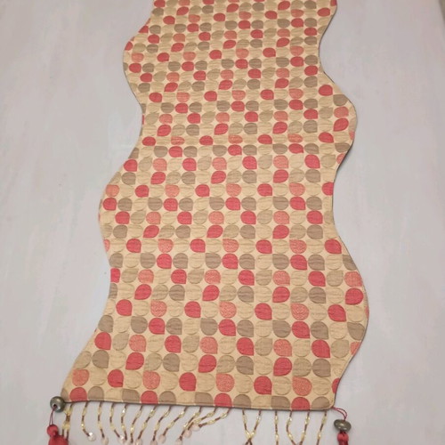 English table runner set like new with 2 sizes and cushion