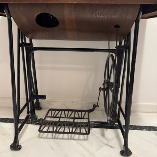 Antique Sewing Machine Table like new, functional from 1960