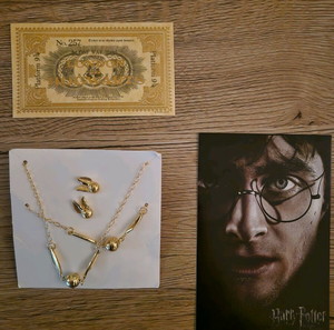κοσμήματα harry potter  ένα εισιτήριο για το τρένο και μια card postal