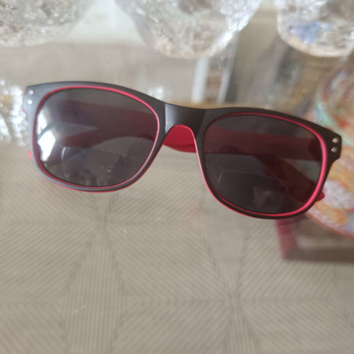 Sunglasses with 2.5 reading lenses like new, black and red
