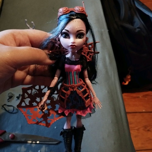 Monster High glasses for Dracubecca doll like new