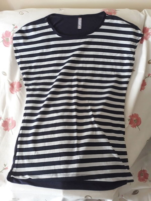 Striped women's T-shirt like new, size M, black and white