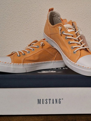Mustang women's sneakers orange, new size 40 with tag