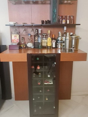 Ξύλινο home bar κατά παραγγελία σε wenge και walnut με φωτισμό, ύψος 190 εκ.