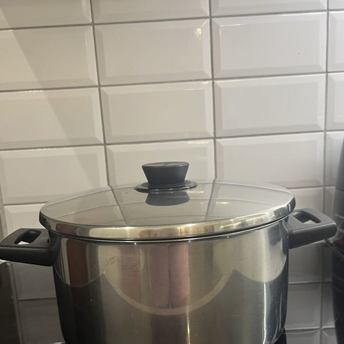 Large deep cooking pot