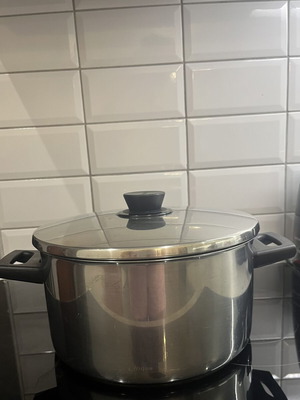 Large deep cooking pot