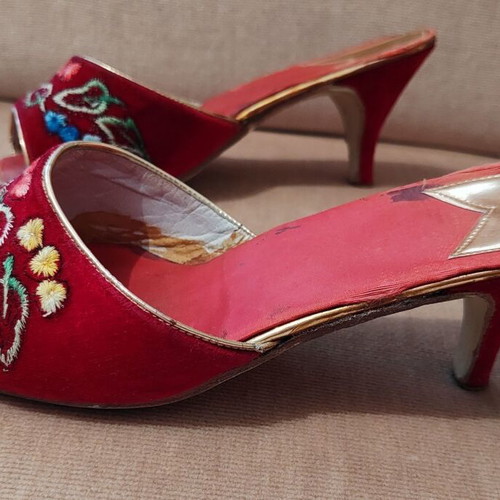 Vintage embroidered velvet pasoumakia like new, red size 36
